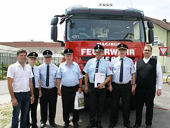 1 FFW Kirchaich: Kreisbrandrat Ralf Dressel ehrte bei der Feier zur Weihe des neuen LF20 in Kirchaich besonders den örtlichen Kommandanten Norbert Gülta und den ausgeschiedenen KBM Robert Dürr. Unser Bild zeigt von links Bürgermeister Thomas Sechser, KBI Georg Pfrang, KBM Thomas Neeb, Ehren-KBM Robert Dürr, 1. Kommandanten Norbert Gülta, KBR Ralf Dressel und Kaplan Christian Montag.