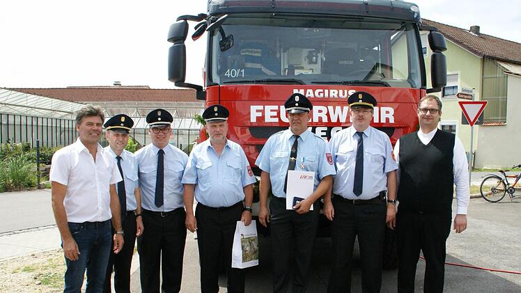1 FFW Kirchaich: Kreisbrandrat Ralf Dressel ehrte bei der Feier zur Weihe des neuen LF20 in Kirchaich besonders den örtlichen Kommandanten Norbert Gülta und den ausgeschiedenen KBM Robert Dürr. Unser Bild zeigt von links Bürgermeister Thomas Sechser, KBI Georg Pfrang, KBM Thomas Neeb, Ehren-KBM Robert Dürr, 1. Kommandanten Norbert Gülta, KBR Ralf Dressel und Kaplan Christian Montag.