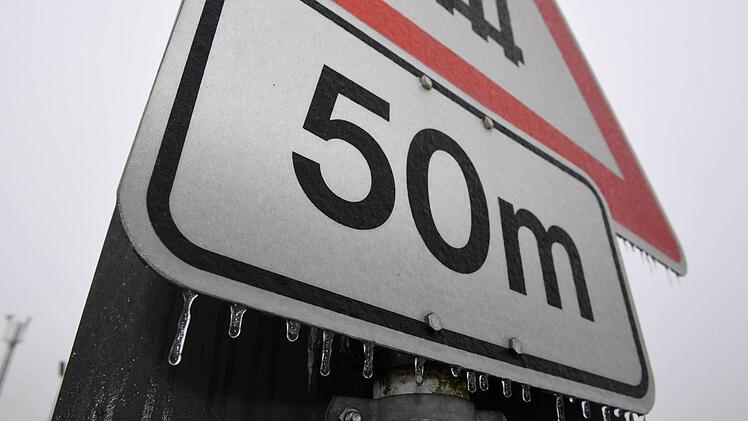 Eiszapfen an Verkehrsschildern