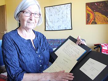 In ihrem Fotoalbum aus Kinderzeiten ist auch die Geburtskarte eingeklebt, die Christine Müllers Eltern damals zu ihrer Geburt verschickt hatten.Heike Beudert