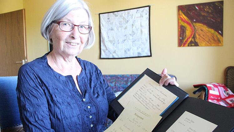 In ihrem Fotoalbum aus Kinderzeiten ist auch die Geburtskarte eingeklebt, die Christine Müllers Eltern damals zu ihrer Geburt verschickt hatten.Heike Beudert