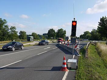 Noch läuft der Verkehr: Die Ampel bei Großheirath bleibt bis Ende Juli stehen, danach beginnt  die Fahrbahnsanierung der B4. Da müssen die Autofahrer dann mit   Vollsperrungen rechnen.Berthold Köhler