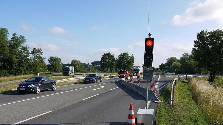 Noch läuft der Verkehr: Die Ampel bei Großheirath bleibt bis Ende Juli stehen, danach beginnt  die Fahrbahnsanierung der B4. Da müssen die Autofahrer dann mit   Vollsperrungen rechnen.Berthold Köhler