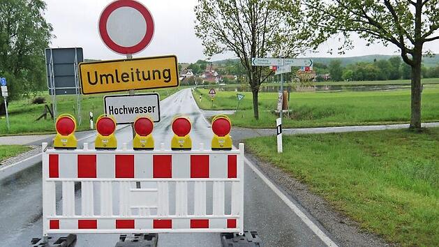 Im Itzgrund (hier bei Busendorf) wurden sicherheitshalber Stra&szlig;en gesperrt.  Foto: Berthold K&ouml;hler