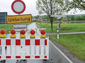Im Itzgrund (hier bei Busendorf) wurden sicherheitshalber Straßen gesperrt.  Foto: Berthold Köhler