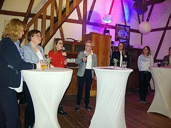 Der Podiumsdiskussion "Frauen gehen ihren Weg" stellten sich (von links) die Unternehmerin Britta Höfer sowie die Kommunalpolitikerinnen Susanne Daum, Sonja Welsch, Sibylle Fugmann, Mirjam Fuchs, Beate Renner und Angela Hofmann. Foto: Heike Schülein