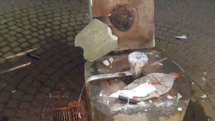 Sinnlos zerstörten Vandalen den Sauerbrunnen in Kothen. Die Polizei fand zerbrochene Flaschen vor Ort. Offensichtlich war viel Alkohol geflossen. Foto: Cosimo Portarulo