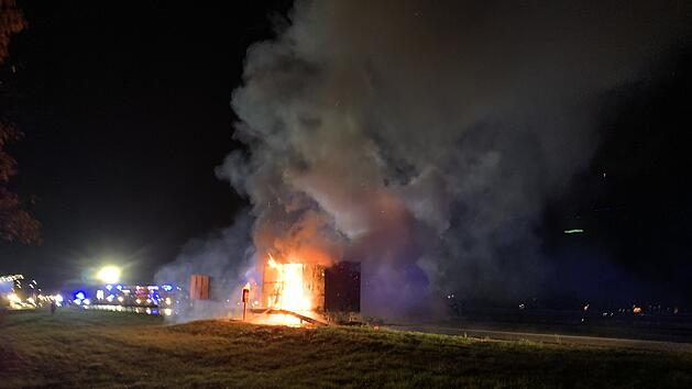 Lastwagenanh&auml;nger steht in Vollbrand: Schwerer Folgeunfall ereignet sich an Stauende