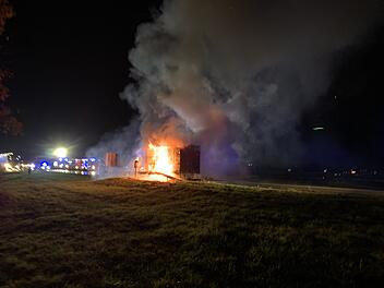 Lastwagenanhänger steht in Vollbrand: Schwerer Folgeunfall ereignet sich an Stauende