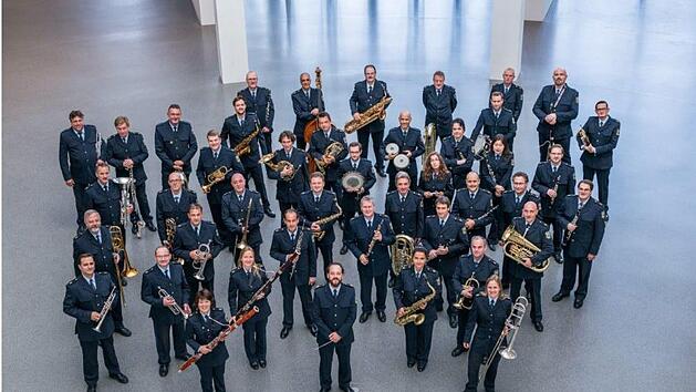 Das Bundespolizei-Orchester München (im Bild mit Leiter Jos Zeg) hat zusammen mit den Orchestern aus Berlin und Hannover Stücke aufgenommen, die jeder im Internet anhören kann. Foto: BPOLORCH München