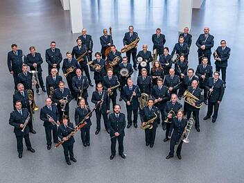 Das Bundespolizei-Orchester München (im Bild mit Leiter Jos Zeg) hat zusammen mit den Orchestern aus Berlin und Hannover Stücke aufgenommen, die jeder im Internet anhören kann. Foto: BPOLORCH München