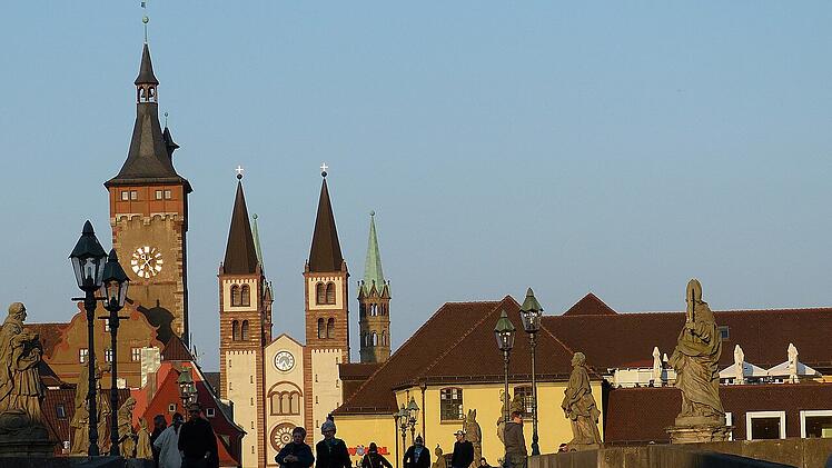 Die Alte Mainbrücke ist in und außerhalb von Würzburg bekannt für den Brückenschoppen.