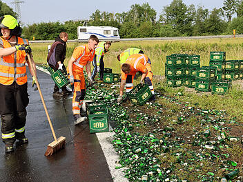 Bier auf der Autobahn - Laster verliert 100 Kästen