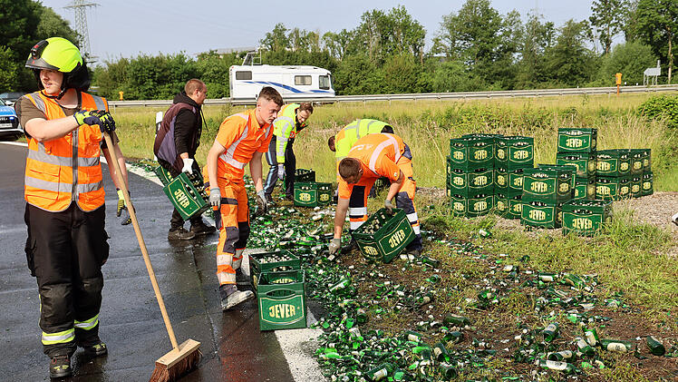 Bier auf der Autobahn - Laster verliert 100 Kästen