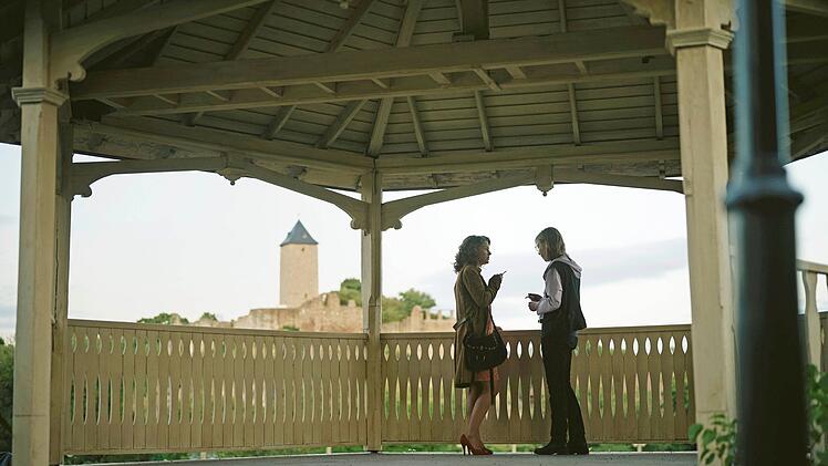 Katrin Sommer (Cordelia Wege, links) und Rita Schmidtke (Jule B&ouml;we) beginnen ein Gespr&auml;ch unter Raucherinnen.