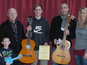 Bei der Spendenübergabe an die Franz-von-Prümmer-Schule (v. l.): Raffael, Schüler der Franz-von-Prümmer-Schule, sowie Winfried Sauer, Philipp Kirchner, Willi Kirchner und Corina Schneider.  Foto: Björn Hein