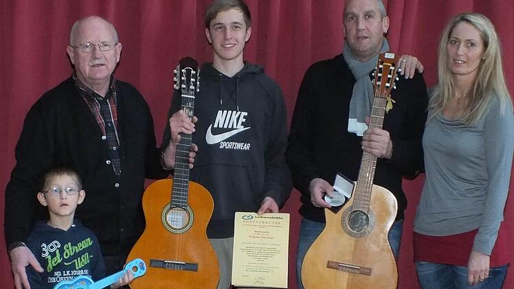Bei der Spendenübergabe an die Franz-von-Prümmer-Schule (v. l.): Raffael, Schüler der Franz-von-Prümmer-Schule, sowie Winfried Sauer, Philipp Kirchner, Willi Kirchner und Corina Schneider.  Foto: Björn Hein