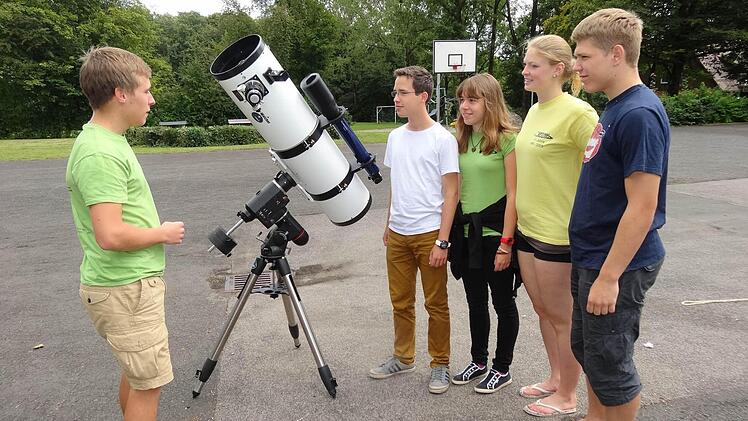 Robin Riesner aus Fulda erklärte, wie das Newton-Spiegelteleskop funktioniert.  Foto: Marion Eckert