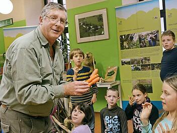 Friedrich Mährlein erklärt Kindern die Lebensweise des Bibers, hier bei der Biberausstellung 2014 in der Stadtbibliothek Hammelburg. Am 21. Februar können Kinder und Erwachsene mit Mährlein den Lebensraum des Tieres in der Natur bei Obererthal besuchen. Foto: Elisabeth Assmann