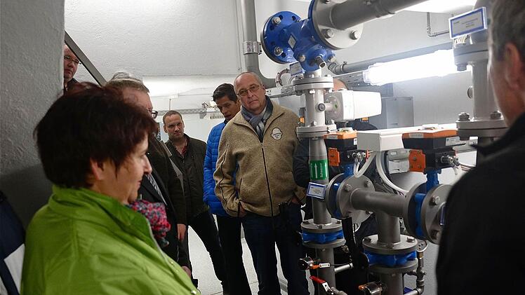 Das System von Rohren, Pumpen und Filtern im Thulbaer Wasserwerk verbreitet die Atmosphäre eines U-Bootes. Der Marktgemeinderat war beeindruckt. Foto: Gerd Schaar
