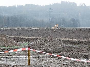 In einem mehrere Hektar großen Bereich unmittelbar östlich hinter dem Rewe-Markt in Marktrodach wird derzeit nach Bodendenkmälern gegraben.  Foto: Hendrik Steffens