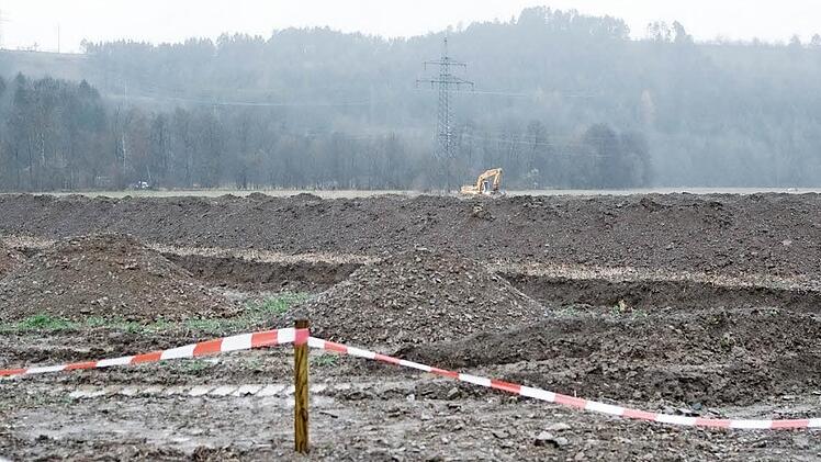 In einem mehrere Hektar großen Bereich unmittelbar östlich hinter dem Rewe-Markt in Marktrodach wird derzeit nach Bodendenkmälern gegraben.  Foto: Hendrik Steffens