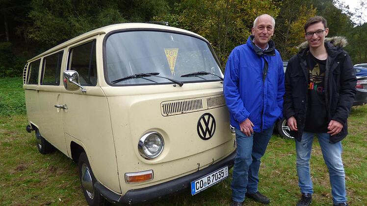 Martin Barthel und sein Sohn Julian aus Coburg sind stolz auf ihren T2.