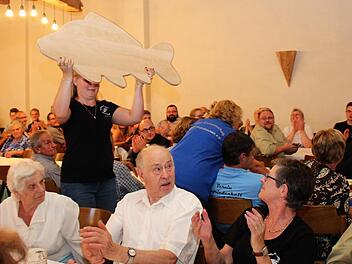 Geschenk für den Schirmherrn Walter Jakob: ein riesiger Fisch aus Holz  Fotos: Evi Seeger