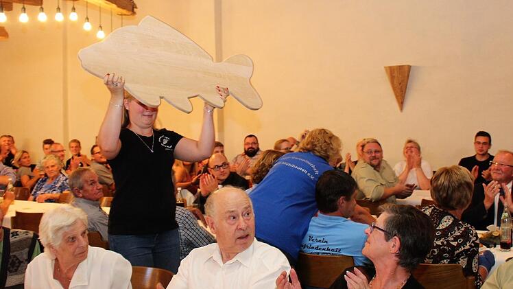 Geschenk für den Schirmherrn Walter Jakob: ein riesiger Fisch aus Holz  Fotos: Evi Seeger