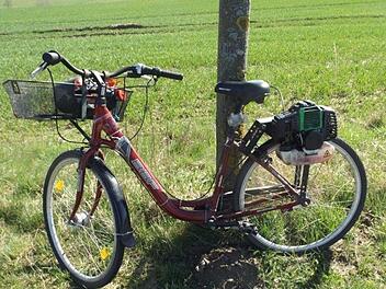 In Mecklenburg-Vorpommern war ein ganz schlauer T&uuml;ftler am Werk: Der Mann brauste mit seinem Moped Marke Eigenbau an den Polizisten vorbei. Die hielten ihn an - und testeten das Gef&auml;hrt  kurzerhand selbst. Foto: Polizeiinspektion Neubrandenburg/dpa