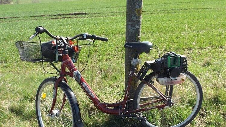 In Mecklenburg-Vorpommern war ein ganz schlauer T&uuml;ftler am Werk: Der Mann brauste mit seinem Moped Marke Eigenbau an den Polizisten vorbei. Die hielten ihn an - und testeten das Gef&auml;hrt  kurzerhand selbst. Foto: Polizeiinspektion Neubrandenburg/dpa