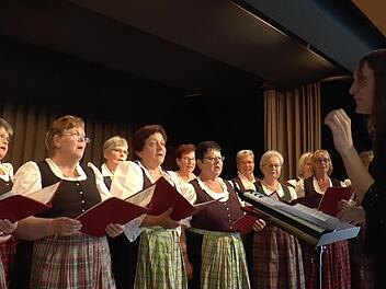 Der Landfrauenchor mit seiner Dirigentin Kirsten Snater bestand sein erstes Konzert in dieser Zusammensetzung mit Bravour.Christian Licha