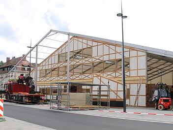Der neue Kulmbacher Bierstadel wird seit Montag aufgebaut. Unser Bild  entstand auf der Stadthallenseite, wo sich künftig der Haupteingang befindet. Foto: Alexander Hartmann