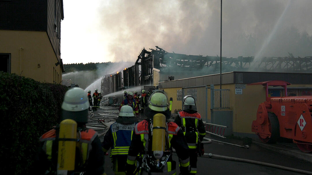 Lagerhalle in Wunsiedel komplett abgebrannt - Schaden enorm, Einsturzgefahr