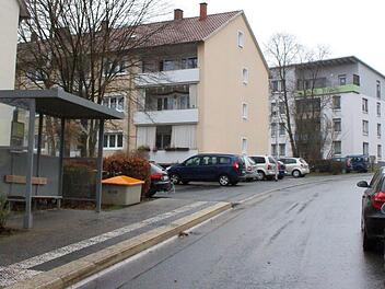 Die alte Haltestelle in der Dr.-Hans-Berger-Straße war barrierefrei und nahe des AWO-Hauses (oben rechts) gelegen.