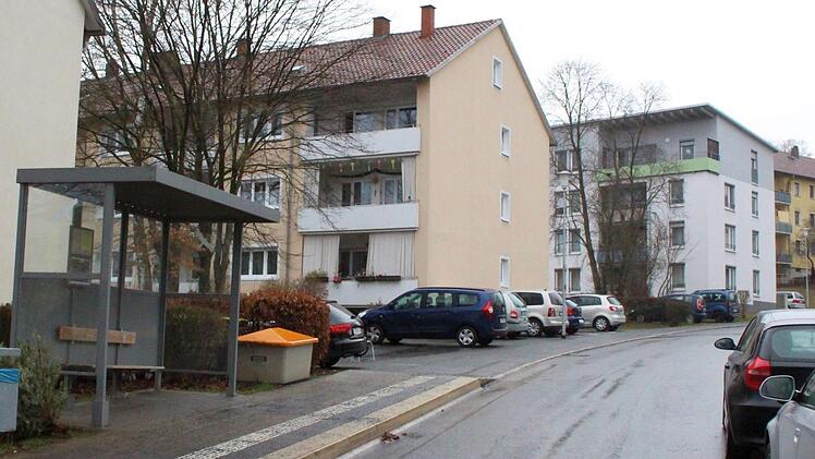 Die alte Haltestelle in der Dr.-Hans-Berger-Straße war barrierefrei und nahe des AWO-Hauses (oben rechts) gelegen.