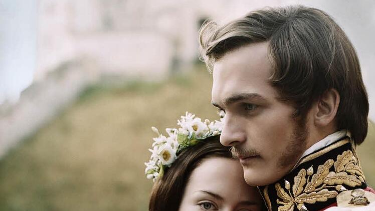 Königin Victoria (Emily Blunt) und Prinz Albert (Rupert Friend) in der Verfilmung aus dem Jahr 2009. Der Film erhielt einen Oskar für die Kostüme.Foto: Caplelight Pictures