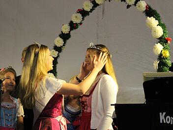 Die scheidende und die neue R&ouml;ttenbacher Bierk&ouml;nigin: Christin Gumbrecht kr&ouml;nt ihre Nachfolgerin Katharina Sapper.  Fotos: Benedikt Herzig