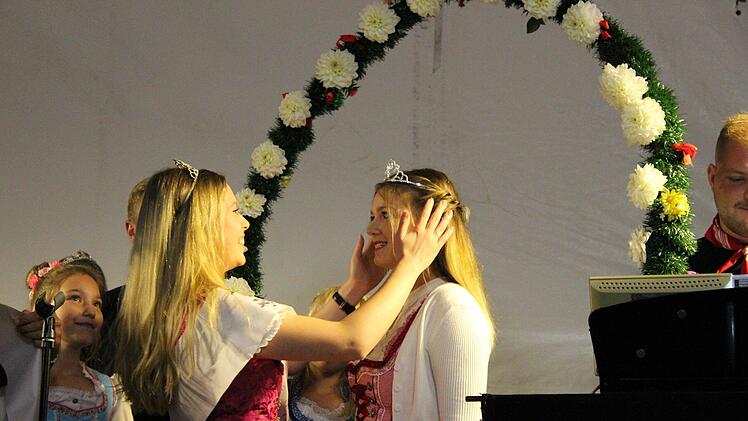 Die scheidende und die neue R&ouml;ttenbacher Bierk&ouml;nigin: Christin Gumbrecht kr&ouml;nt ihre Nachfolgerin Katharina Sapper.  Fotos: Benedikt Herzig