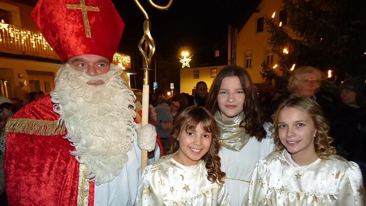 Das Gößweinsteiner Christkind Viktoria Lehmann eröffnete den Markt. Ihr zur Seite standen die beiden  Weihnachtsengel Lene Roth und Finnja Speckner  Joachim Roppelt als Nikolaus.  Foto: Thomas Weichert
