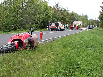 Der Motorradfahrer wurde bei dem Unfall mit dem entgegenkommenden Golf schwer verletzt.  Foto: Veronika Schadeck