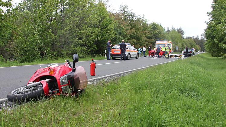 Der Motorradfahrer wurde bei dem Unfall mit dem entgegenkommenden Golf schwer verletzt.  Foto: Veronika Schadeck