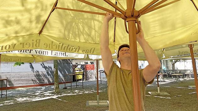 Maximilian Franz testet schon mal, ob die Schirme im "Prinzengarten" noch funktionieren.