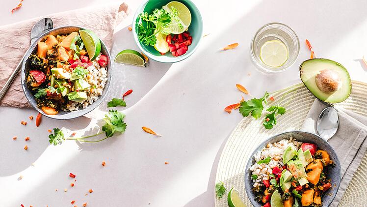 Die Schweden-Diät ist eine Low Carb Ernährung, bietet Abwechslung und hilft beim Abnehmen.
