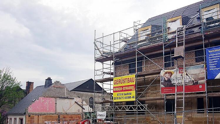 Das derzeit größte Projekt in der Stadt Teuschnitz ist das „Schwarze Kreuz“. Der abgebrochene Teil am Löffler-Haus wird neu aufgebaut und soll bis Mitte Juni stehen, erfuhr der Stadtrat in seiner jüngsten Sitzung.