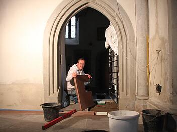 Bernd Faulhaber verlegt im Chorraum der Münnerstädter Stadtpfarrkirche Bodenplatten. Foto: Heike Beudert