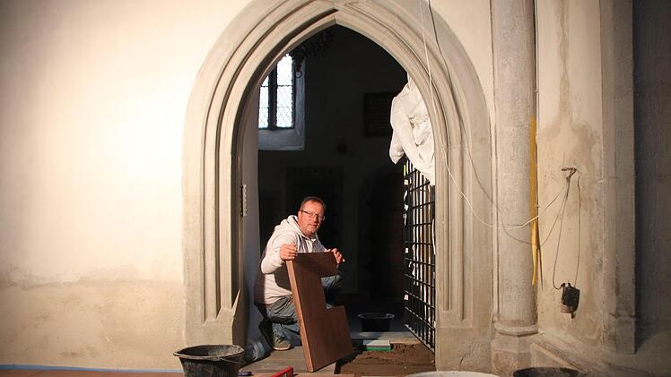 Bernd Faulhaber verlegt im Chorraum der Münnerstädter Stadtpfarrkirche Bodenplatten. Foto: Heike Beudert