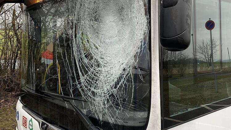 Eisplatten schlagen in Windschutzscheibe von Bus ein
