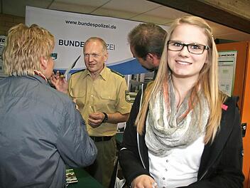 Theresa Reuter (15) interessiert sich für den Polizeidienst: "Das hat mir schon immer gefallen, ich weiß aber nicht, ob ich den Sporttest schaffe." Fotos: Sonja Adam