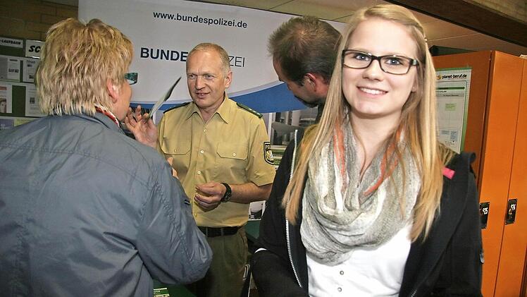 Theresa Reuter (15) interessiert sich für den Polizeidienst: "Das hat mir schon immer gefallen, ich weiß aber nicht, ob ich den Sporttest schaffe." Fotos: Sonja Adam